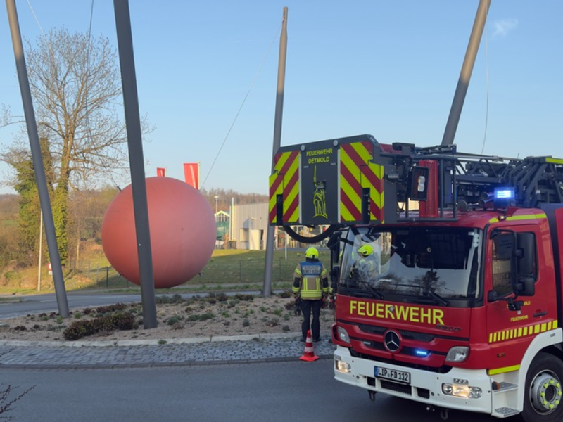 FW-DT: Rote Kugel in höchster Gefahr - Feuerwehr verhindert möglichen Absturz - Foto: presseportal.de