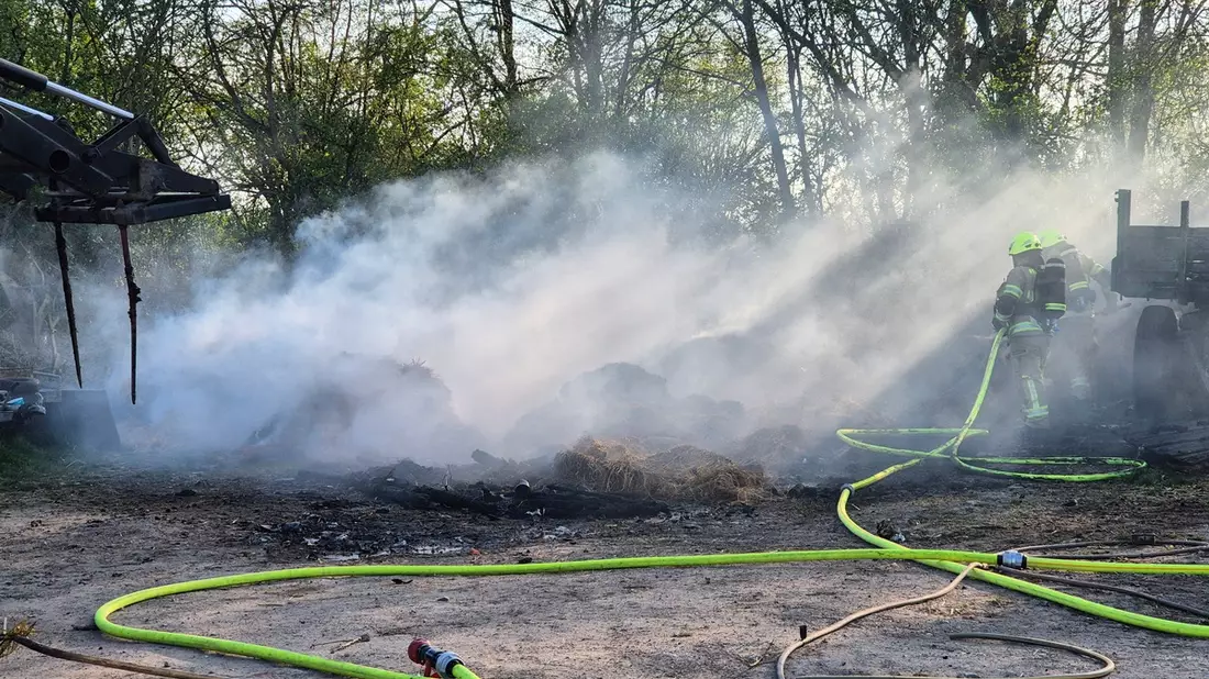 FW Pulheim: Brand eines Strohlagers in Pulheim - Bild: presseportal.de