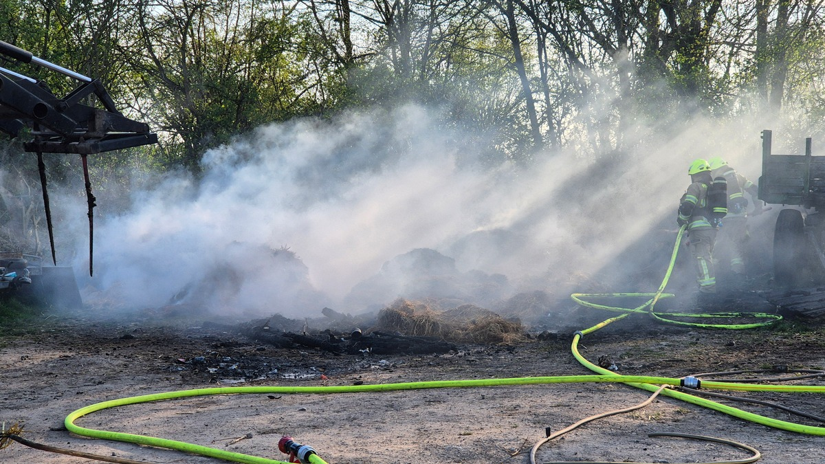 FW Pulheim: Brand eines Strohlagers in Pulheim - Foto: presseportal.de