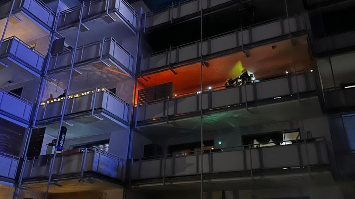 FW Bergheim: Balkonbrand in Bergheim - schnelle Eindämmung durch schnelle Anwohnerreaktion - Foto: presseportal.de