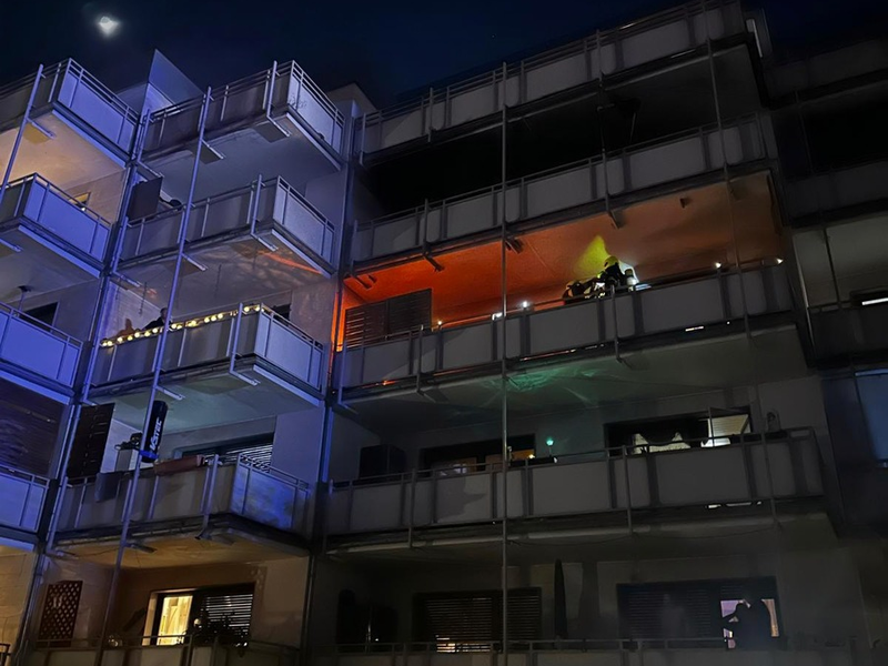 FW Bergheim: Balkonbrand in Bergheim - schnelle Eindämmung durch schnelle Anwohnerreaktion - Foto: presseportal.de