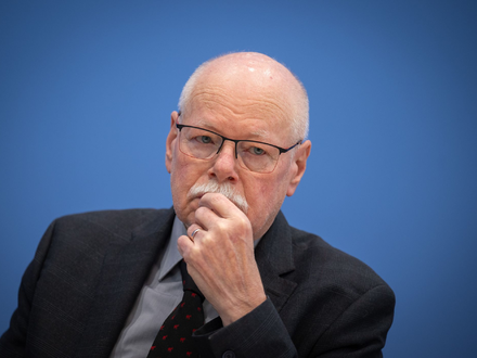 Der Vorsitzende der Innenministerkonferenz lehnt eine Absenkung des Alters für Strafmündigkeit ab. - Foto: Soeren Stache/dpa