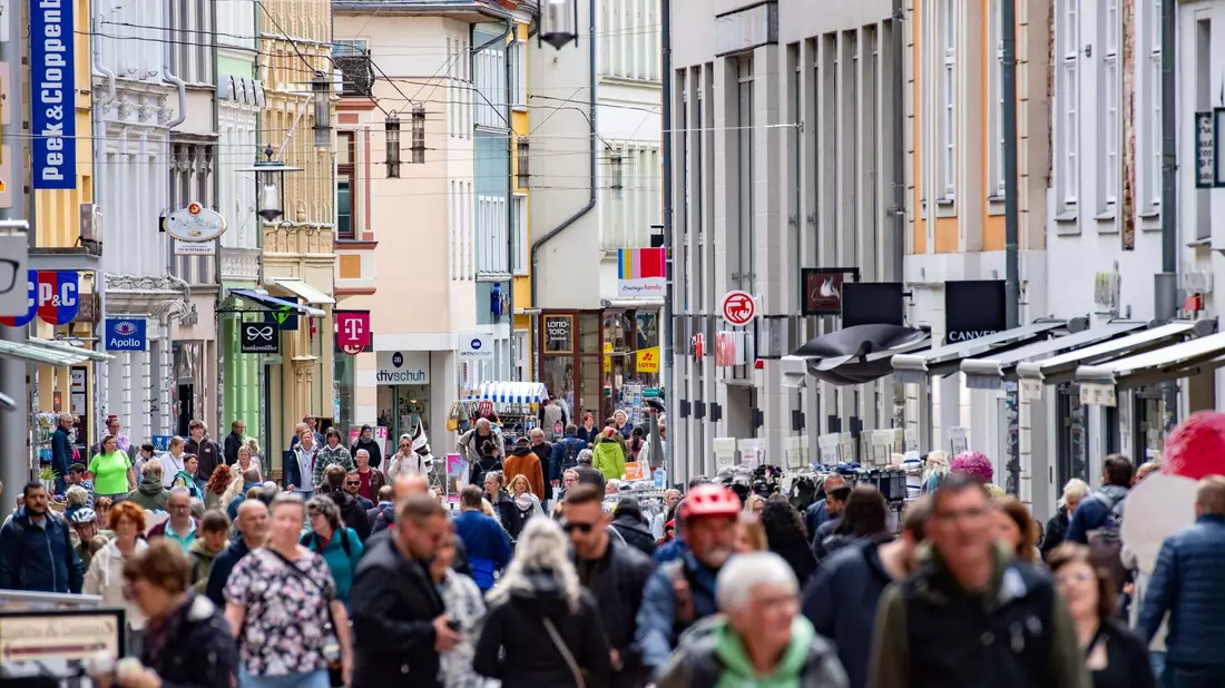 18 Prozent der Ostdeutschen geben an, täglich in ihre Innenstadt zu gehen oder zu fahren. Bei Westdeutschen sind es lediglich zehn Prozent. (Symbolbild) - Bild: Stefan Sauer/dpa