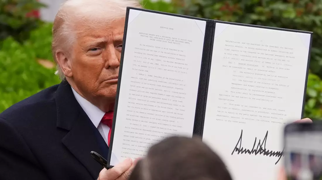 Trump hat seine handelspolitische Drohung wahr gemacht.  - Bild: Evan Vucci/AP/dpa