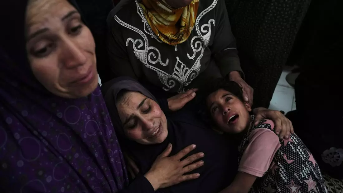 Sehr viele Menschen im Gazastreifen haben Angehörige im Krieg verloren. - Bild: Jehad Alshrafi/AP/dpa