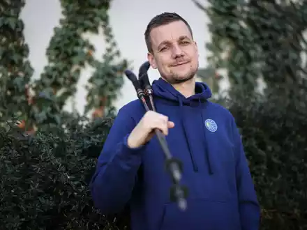 Wandern auf dem Jakobsweg macht leichter. In vielerlei Hinsicht. Tobi Schlegl hat nach dem Nachhausekommen weiter gemacht.  - Foto: Christian Charisius/dpa