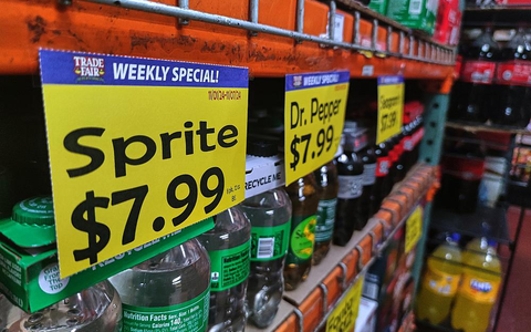 Preise für Sprite und Dr. Pepper Cola in einem US-Supermarkt (Archiv) - Foto: über dts Nachrichtenagentur Preise für Sprite und Dr. Pepper Cola in einem US-Supermarkt (Archiv) - Foto: über dts Nachrichtenagentur