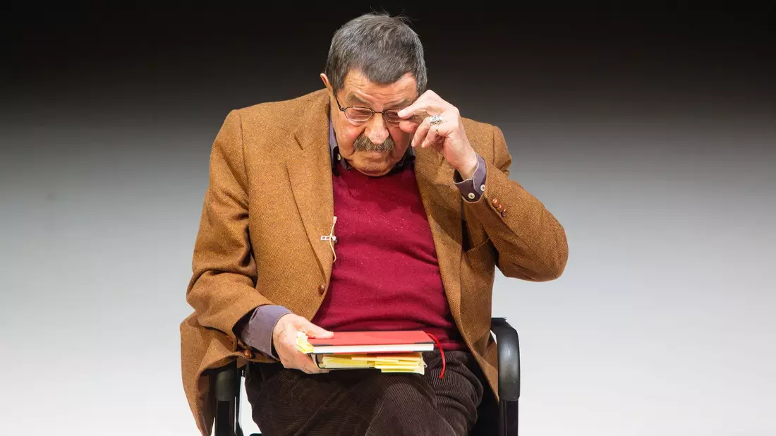 Literaturnobelpreisträger in Cordhose: Der Schriftsteller Günter Grass (1927-2015) liest aus seinen Gedichten vor. (Archivbild von 2013) - Bild: picture alliance / dpa