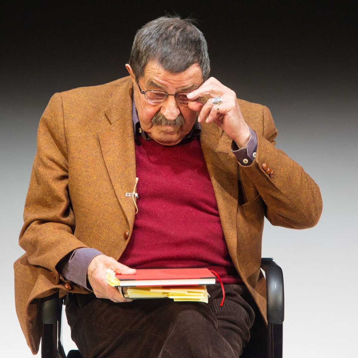 Literaturnobelpreisträger in Cordhose: Der Schriftsteller Günter Grass (1927-2015) liest aus seinen Gedichten vor. (Archivbild von 2013) - Foto: picture alliance / dpa