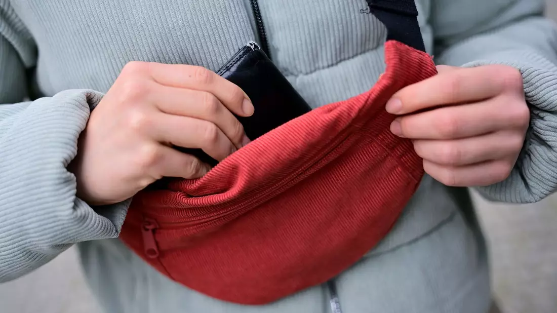 Ripp-Chic: Eine Tasche aus Cord liegt auf einem Sessel. - Bild: Sebastian Gollnow/dpa