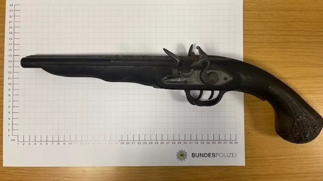 BPOL NRW: Schokoriegel gestohlen - Bundespolizei stellt antike Waffe sicher - Bild: presseportal.de