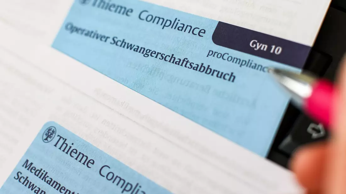 Die Zahl der Schwangerschaftsabbrüche ist stark gesunken. (Archivbild) - Bild: Jan Woitas/dpa