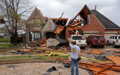 Das Ausmaß der Schäden der Tornados in gleich mehreren US-Bundesstaaten ist noch unklar. - Foto: Mike Simons/Tulsa World/AP/dpa Das Ausmaß der Schäden der Tornados in gleich mehreren US-Bundesstaaten ist noch unklar. - Foto: Mike Simons/Tulsa World/AP/dpa