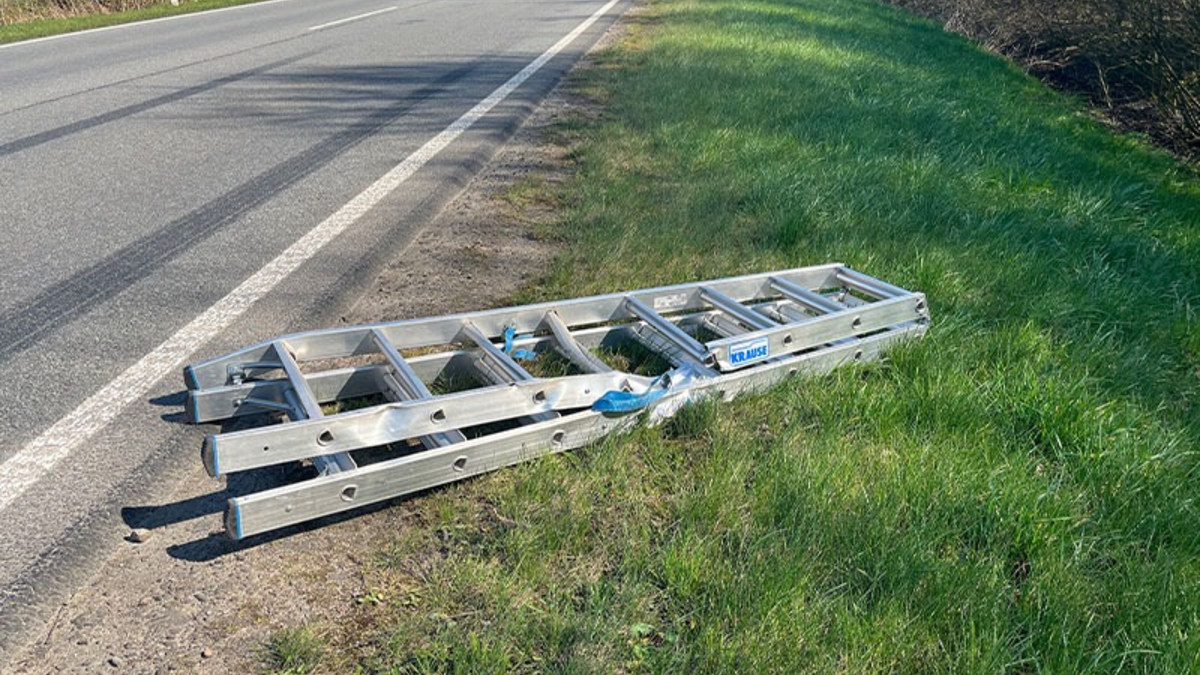 POL-ST: Rheine, Neuenkirchen, Leiter auf Bundesstraße gefallen, Pkw beschädigt - Foto: presseportal.de