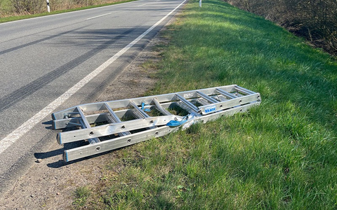 POL-ST: Rheine, Neuenkirchen, Leiter auf Bundesstraße gefallen, Pkw beschädigt - Foto: presseportal.de