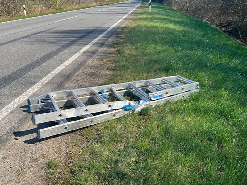 POL-ST: Rheine, Neuenkirchen, Leiter auf Bundesstraße gefallen, Pkw beschädigt - Foto: presseportal.de