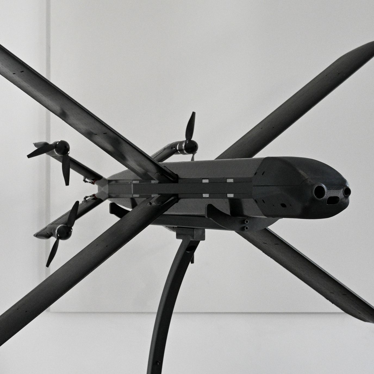 Ein Modell der HX-2-Drohne von Helsing, daneben der Mitgründer und Co-Firmenchef Gundbert Scherf. - Foto: Jens Kalaene/dpa