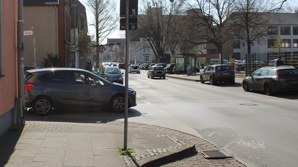 POL-MI: E-Scooter-Fahrer fährt gegen Auto und flüchtet - Foto: presseportal.de