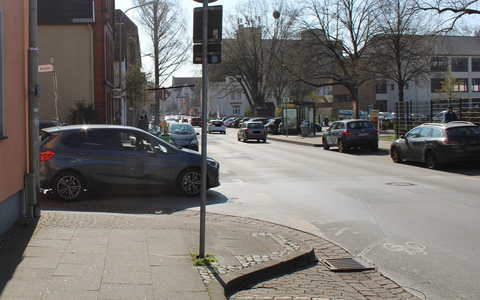 POL-MI: E-Scooter-Fahrer fährt gegen Auto und flüchtet - Foto: presseportal.de