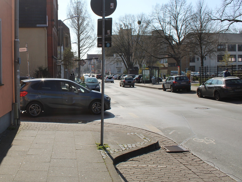 POL-MI: E-Scooter-Fahrer fährt gegen Auto und flüchtet - Foto: presseportal.de