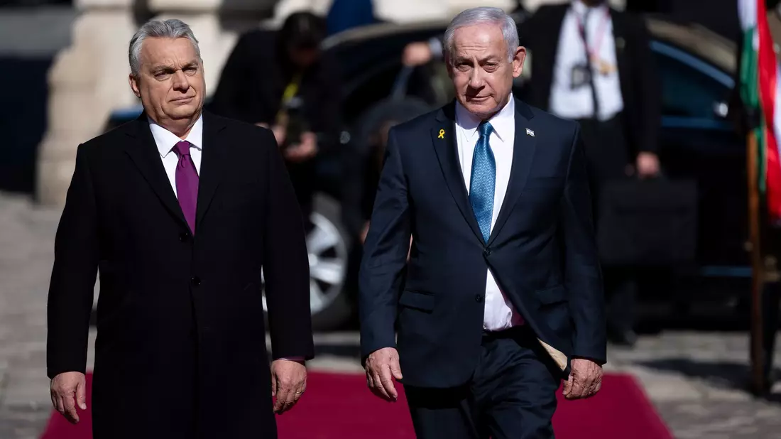 Ungarn will aus dem Weltstrafgericht austreten, während Israels Ministerpräsident Netanjahu seinen Amtskollegen Orban in Budapest besucht.  - Bild: Denes Erdos/AP/dpa