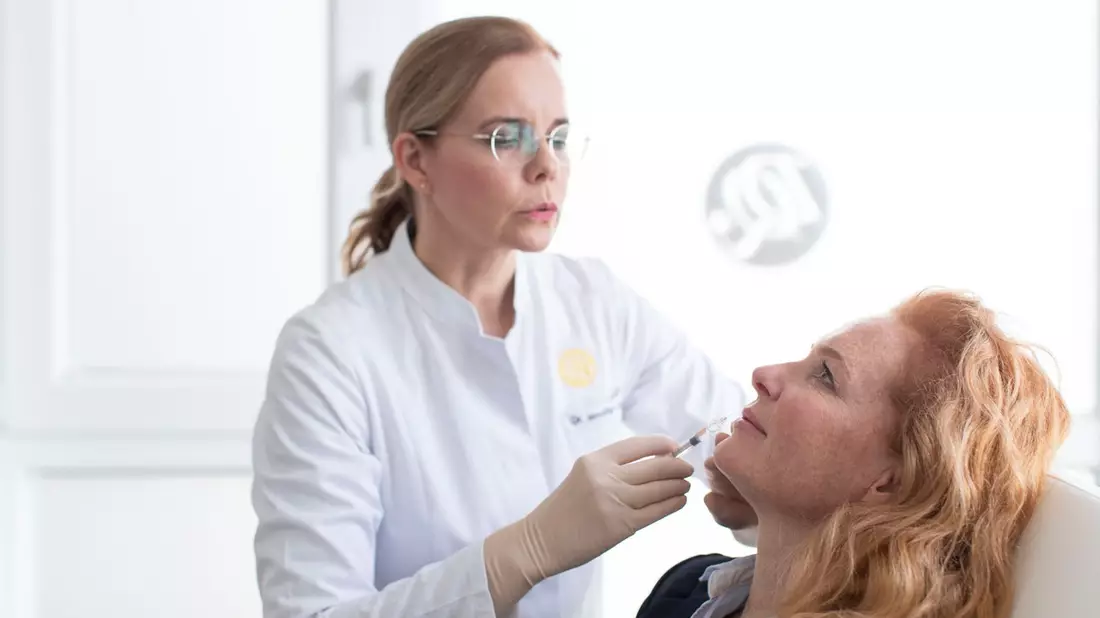 Vorsicht Schönheitsversprechen: Dr. Jennifer Quist und Prof. Dr. Dr. Sven Quist von der Dermatologie Quist erklären, worauf es bei ästhetischen Behandlungen ankommt - Bild: presseportal.de