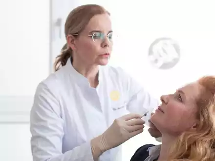 Vorsicht Schönheitsversprechen: Dr. Jennifer Quist und Prof. Dr. Dr. Sven Quist von der Dermatologie Quist erklären, worauf es bei ästhetischen Behandlungen ankommt - Foto: presseportal.de