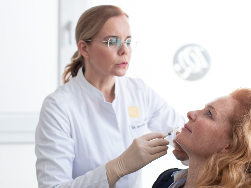 Vorsicht Schönheitsversprechen: Dr. Jennifer Quist und Prof. Dr. Dr. Sven Quist von der Dermatologie Quist erklären, worauf es bei ästhetischen Behandlungen ankommt - Foto: presseportal.de