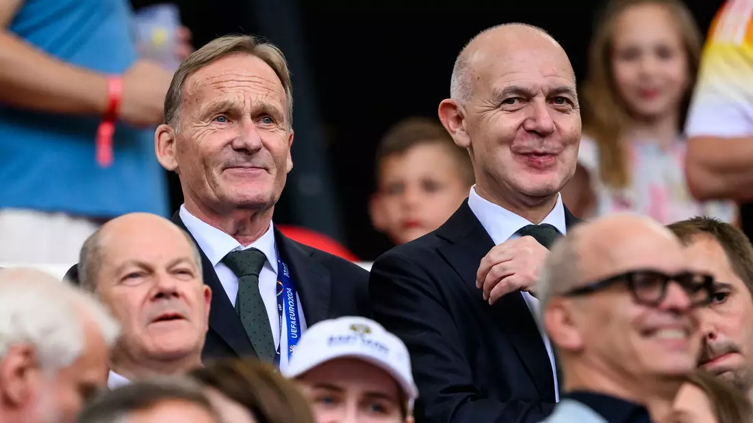 Hans-Joachim Watzke (l.) bleibt im UEFA-Exekutivkomitee.  - Bild: Tom Weller/dpa