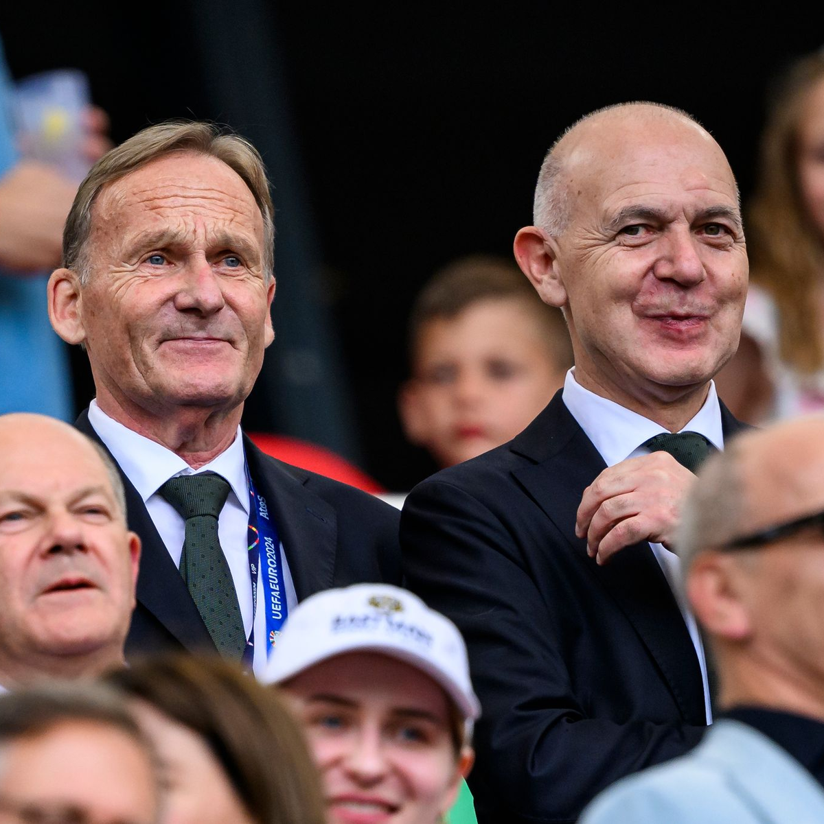 Die Top-Funktionäre Watzke (l.) und Neuendorf (r.) gehören für eine weitere Amtszeit den internationalen Fußball-Gremien an.  - Foto: Tom Weller/dpa