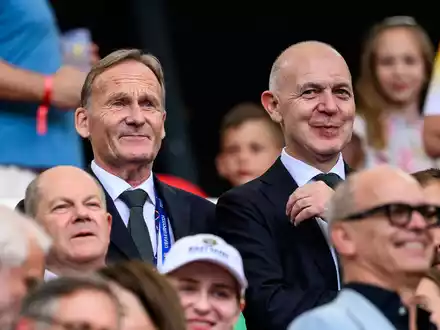 Hans-Joachim Watzke (l.) bleibt im UEFA-Exekutivkomitee.  - Foto: Tom Weller/dpa