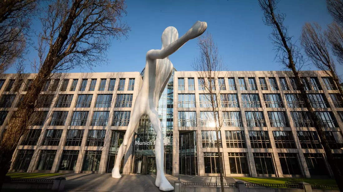 Die Zentrale der Rückversicherung Munich Re. Ihre Fachleute haben die weltweite Entwicklung der Cyberkriminalität im Blick. (Archivbild) - Bild: Peter Kneffel/dpa