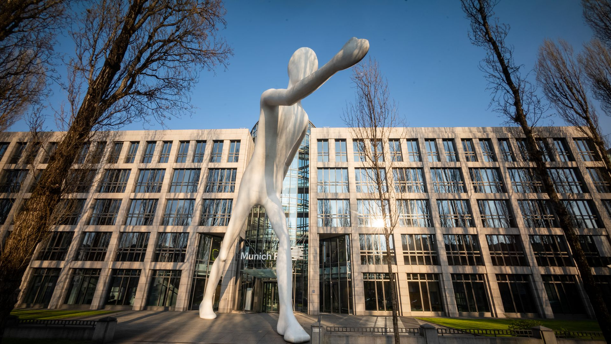 Die Zentrale der Rückversicherung Munich Re. Ihre Fachleute haben die weltweite Entwicklung der Cyberkriminalität im Blick. (Archivbild) - Foto: Peter Kneffel/dpa