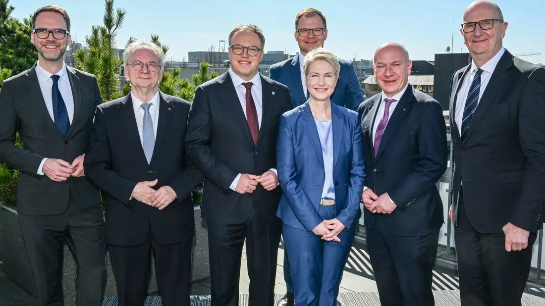 Thüringens Ministerpräsident Mario Voigt erhofft sich vom Treffen mit seinen ostdeutschen Kollegen ein starkes Signal an die Bundespolitik.  - Bild: Jens Kalaene/dpa
