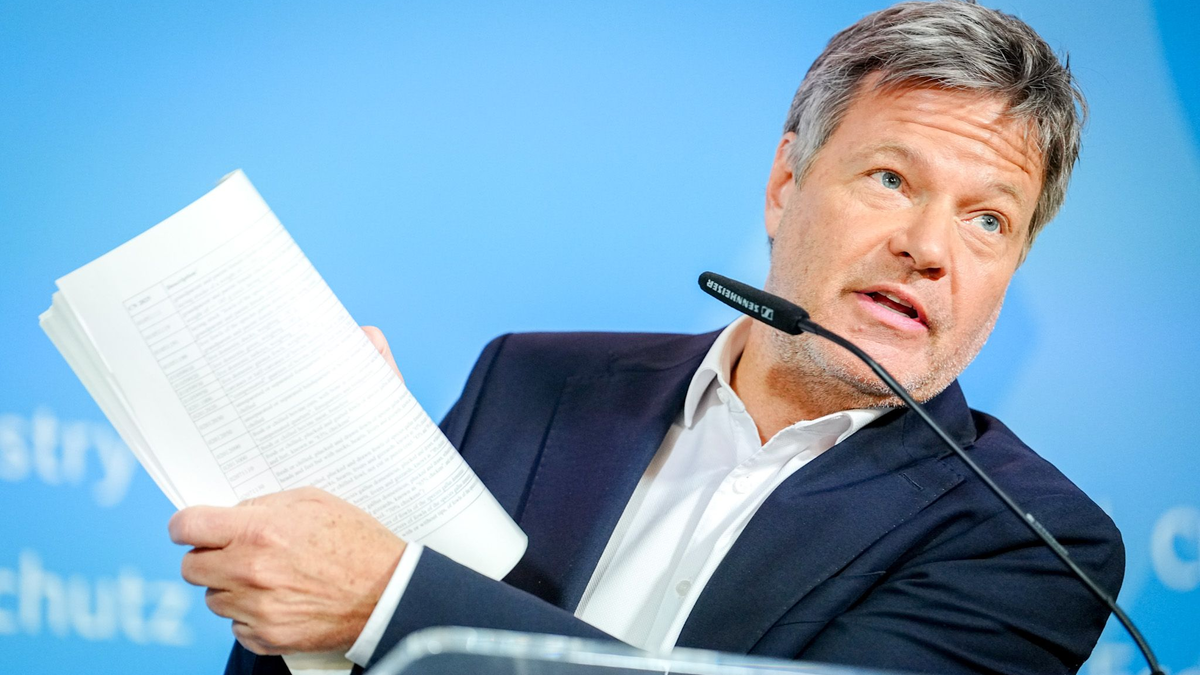Robert Habeck hält vermeintlich vertrauliche Dokumente in die Kamera.  - Foto: Kay Nietfeld/dpa