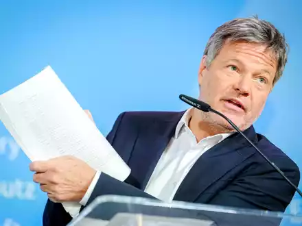 Robert Habeck hält vermeintlich vertrauliche Dokumente in die Kamera.  - Foto: Kay Nietfeld/dpa
