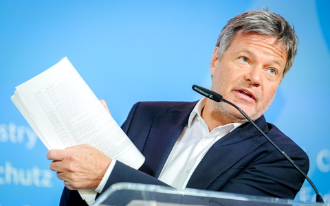 Robert Habeck hält vermeintlich vertrauliche Dokumente in die Kamera.  - Foto: Kay Nietfeld/dpa