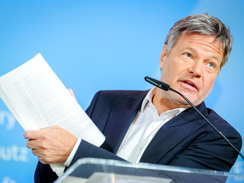 Robert Habeck hält vermeintlich vertrauliche Dokumente in die Kamera.  - Foto: Kay Nietfeld/dpa