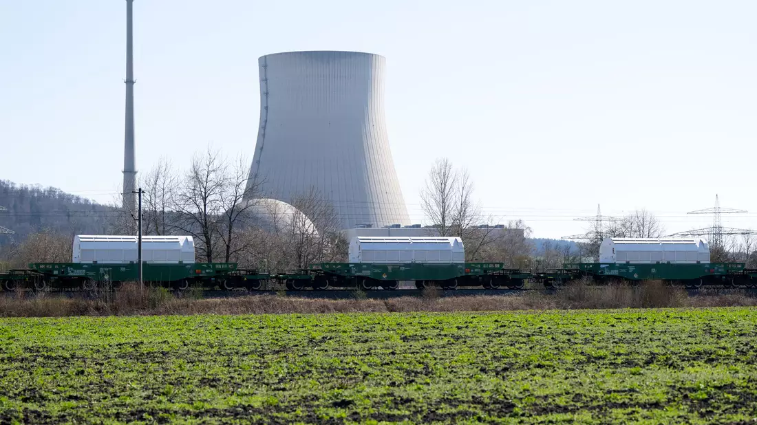 Reiter der Pferdestaffel der Bundespolizei Berlin sichern kurz vor der Ankunft eines Zuges mit Castor-Behältern Bahngleise ab. - Bild: Sven Hoppe/dpa