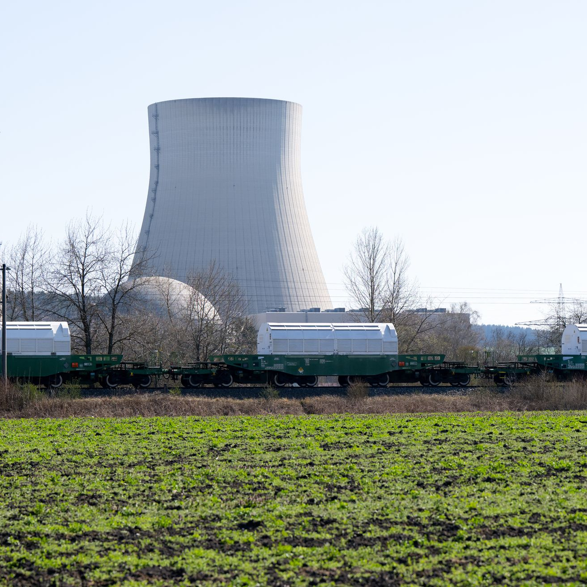 Reiter der Pferdestaffel der Bundespolizei Berlin sichern kurz vor der Ankunft eines Zuges mit Castor-Behältern Bahngleise ab. - Foto: Sven Hoppe/dpa