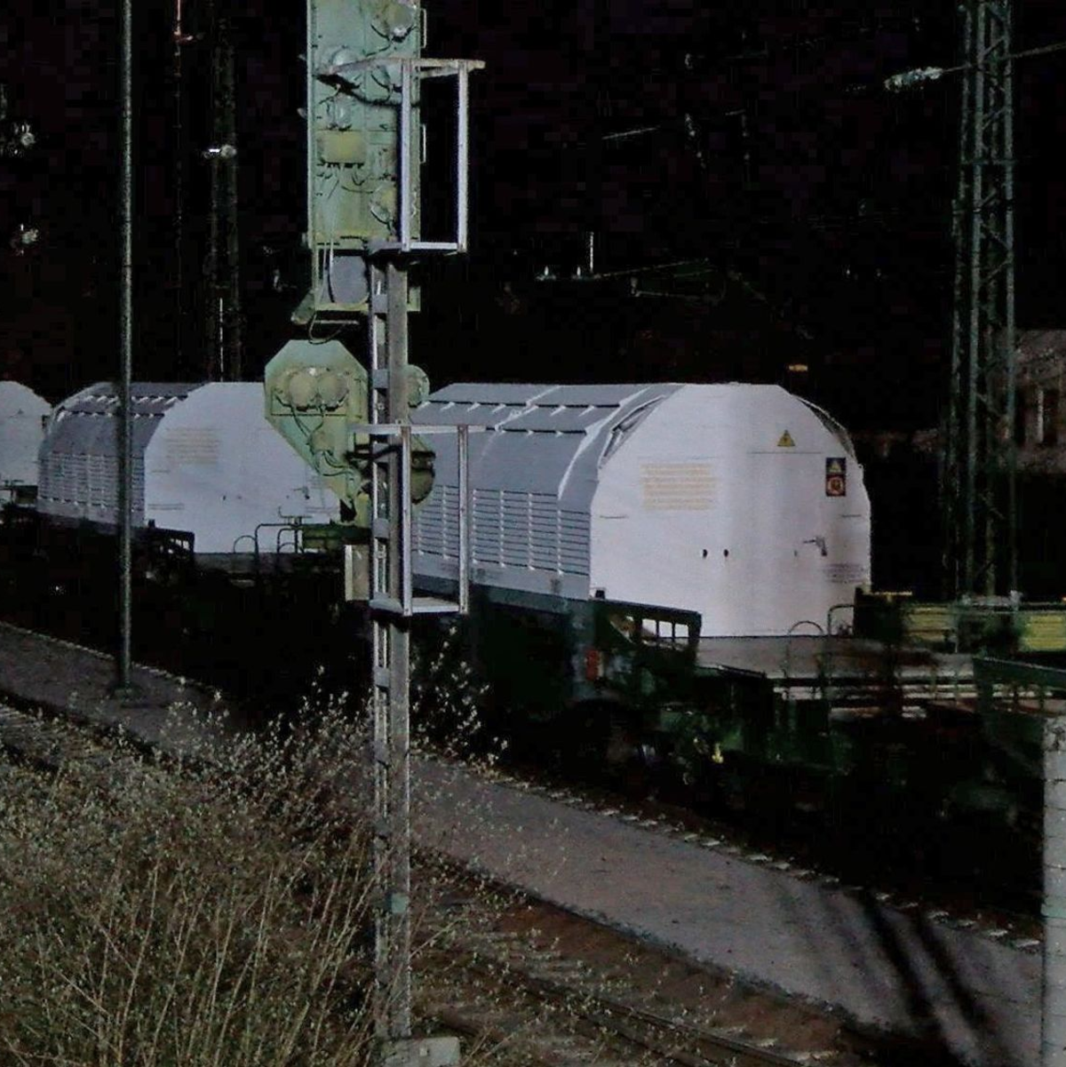 Am späten Mittwochabend verließ der Zug mit den Castor-Behältern den Hafen in Nordenham.  - Foto: Kai Moorschlatt/dpa