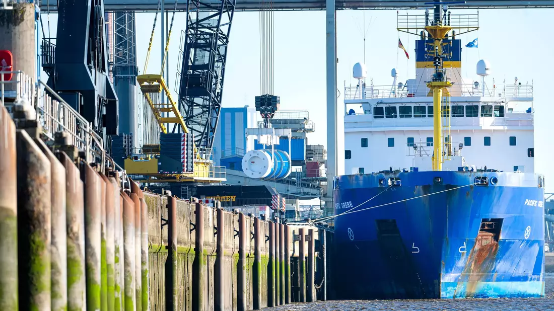 Ein Castor-Behälter wird aus einem Spezialschiff gehoben. - Bild: Sina Schuldt/dpa
