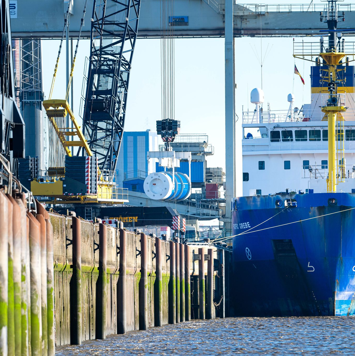 Ein Castor-Behälter wird aus einem Spezialschiff gehoben. - Foto: Sina Schuldt/dpa