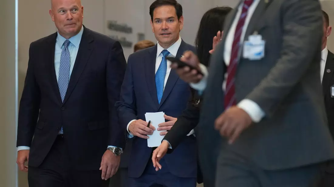 Informierte Nato-Partner in Brüssel über die Friedensbemühungen seines Präsidenten Donald Trump: US-Außenminister Marco Rubio, hier mit seiner deutschen Kollegin Annalena Baerbock. - Bild: Jacquelyn Martin/Pool AP/AP/dpa