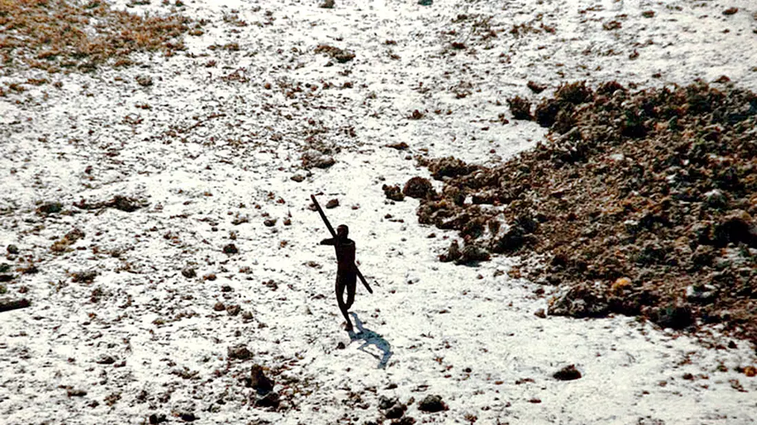 Ein Bewohner der für Außenstehende verbotenen indischen Insel North Sentinel zielt mit Pfeil und Bogen. (Foto Archiv - Bild: -/Indian Coastguard/Survival International/dpa
