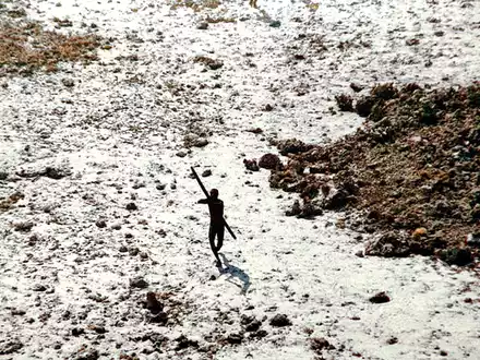 Ein Bewohner der für Außenstehende verbotenen indischen Insel North Sentinel zielt mit Pfeil und Bogen. (Foto Archiv - Foto: -/Indian Coastguard/Survival International/dpa