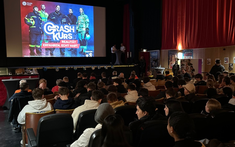 POL-DA: Pfungstadt / Landkreis Darmstadt-Dieburg: Experten nehmen junge SchĂŒlerinnen und SchĂŒler mit auf eine Fahrt zum Thema Gefahren im StraĂenverkehr - Foto: presseportal.de POL-DA: Pfungstadt / Landkreis Darmstadt-Dieburg: Experten nehmen junge SchĂŒlerinnen und SchĂŒler mit auf eine Fahrt zum Thema Gefahren im StraĂenverkehr - Foto: presseportal.de