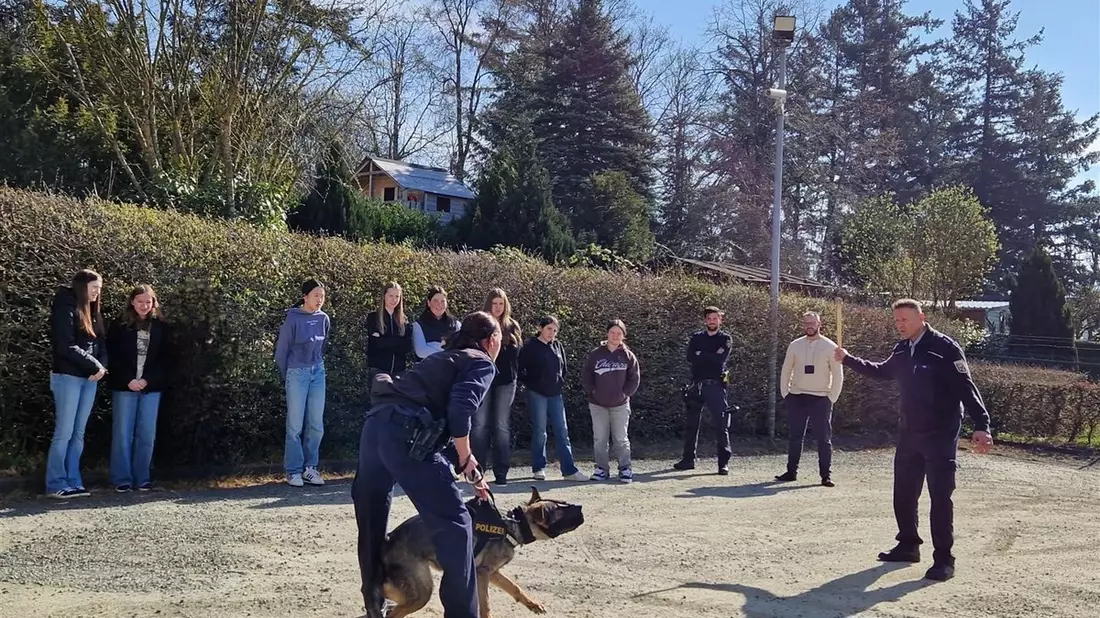 POL-PPTR: Abwechslungsreicher Girls' Day bei der Polizeiinspektion Baumholder - Bild: presseportal.de