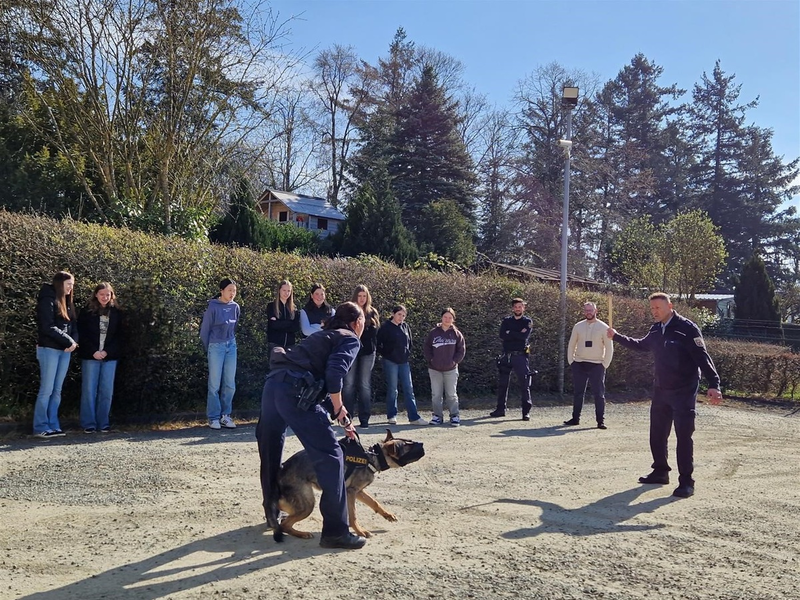 POL-PPTR: Abwechslungsreicher Girls' Day bei der Polizeiinspektion Baumholder - Foto: presseportal.de