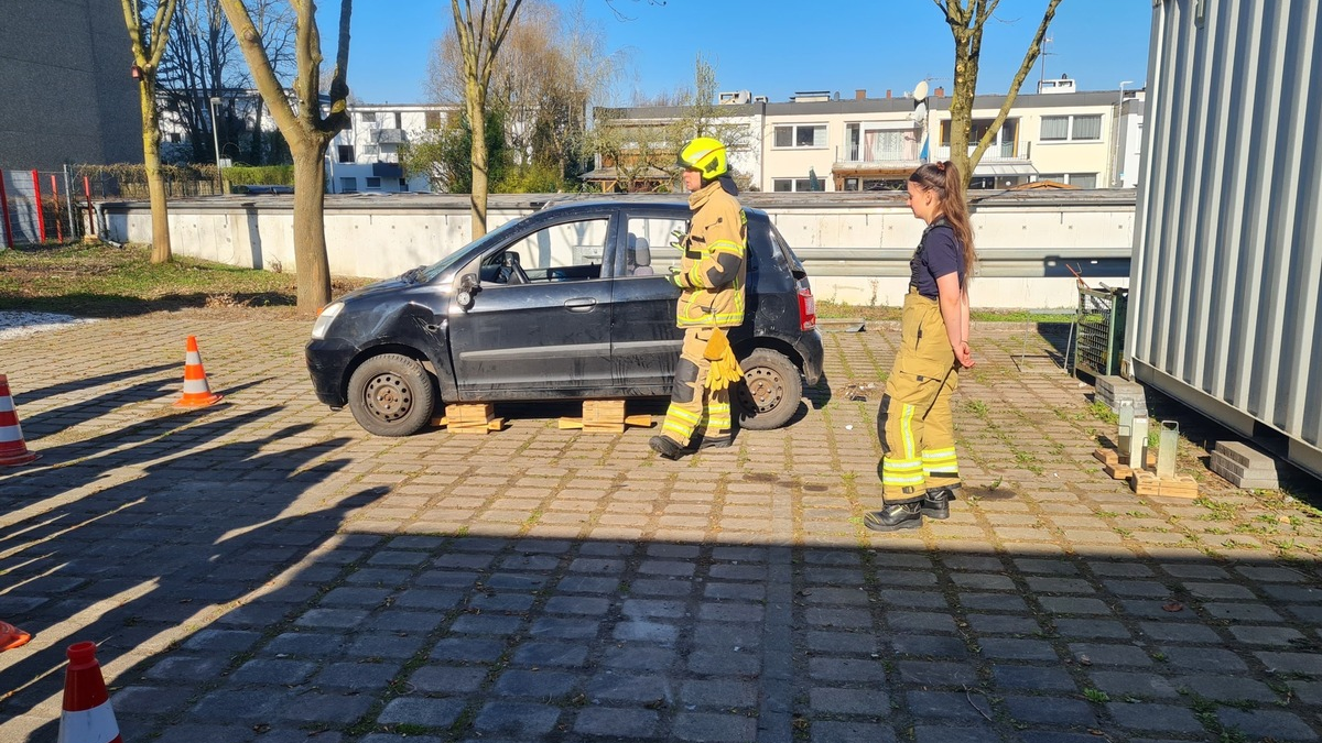 FW Paderborn: Girls'Day bei der Feuerwehr Paderborn - Ein spannender Tag voller neuer Eindrücke - Foto: presseportal.de